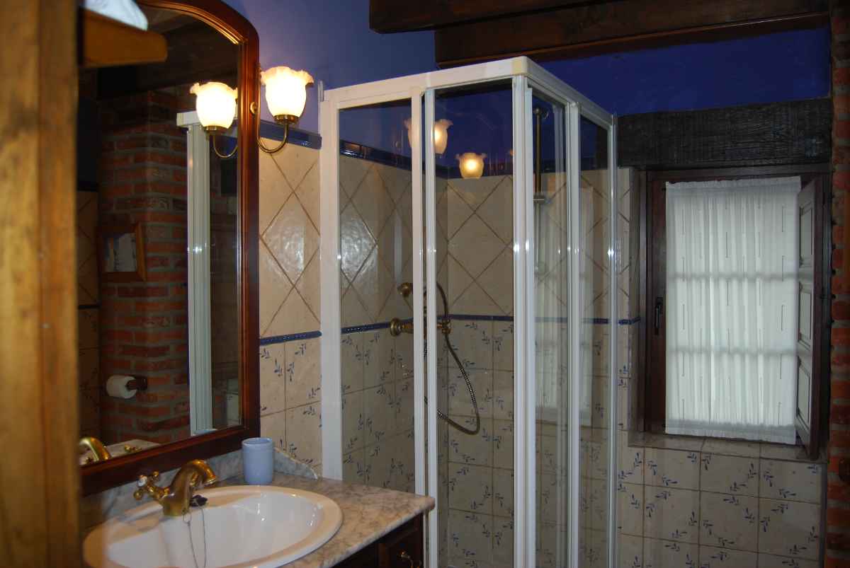 Baño compartido para habitaciones dobles - casa rural en Asturias